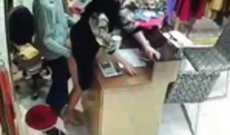 તેમણે Fucks પોર્ન સાથે સેક્સ રમકડાં તેના રફ અને હાર્ડ